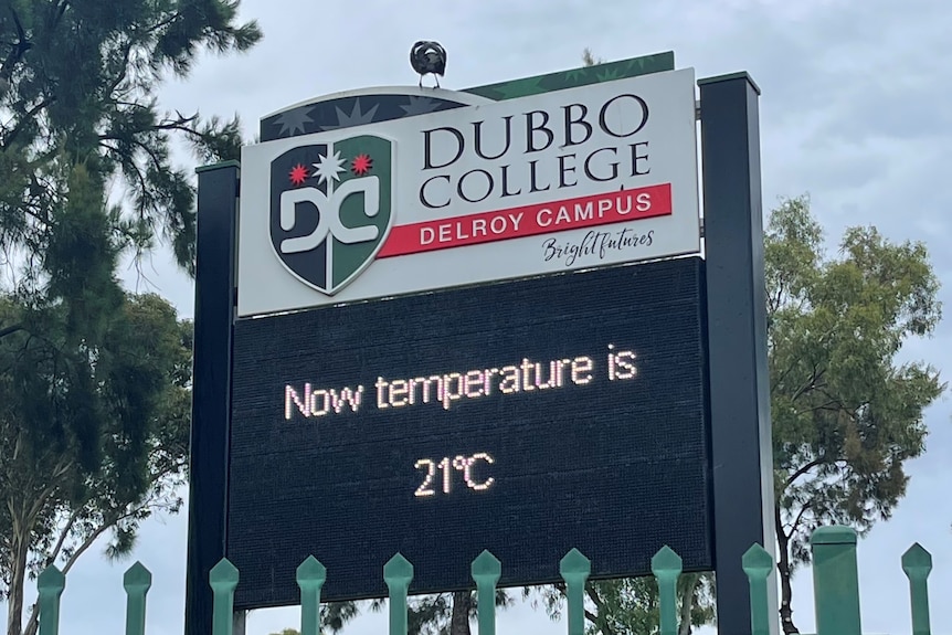 An LED school sign that reads "Dubbo College Delroy Campus"