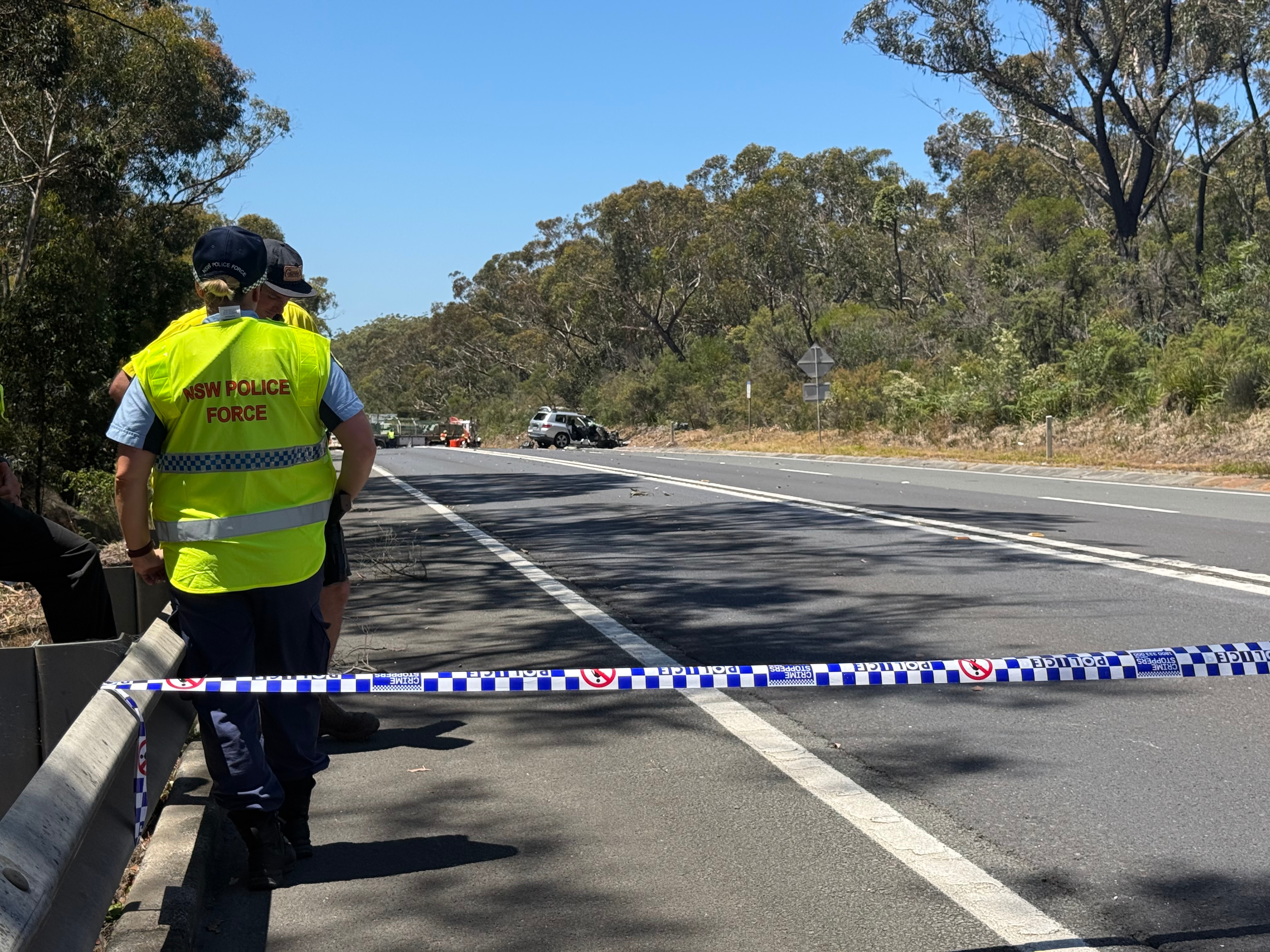 Agentes de policía y coches chocaron cerca a lo lejos.