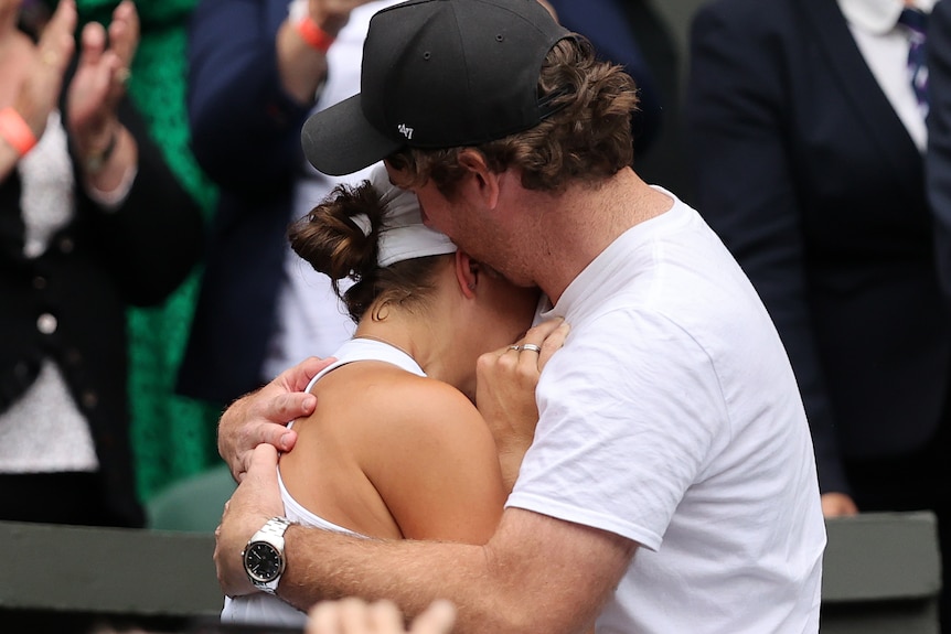Gary Kissick holds Ash Barty in a hug