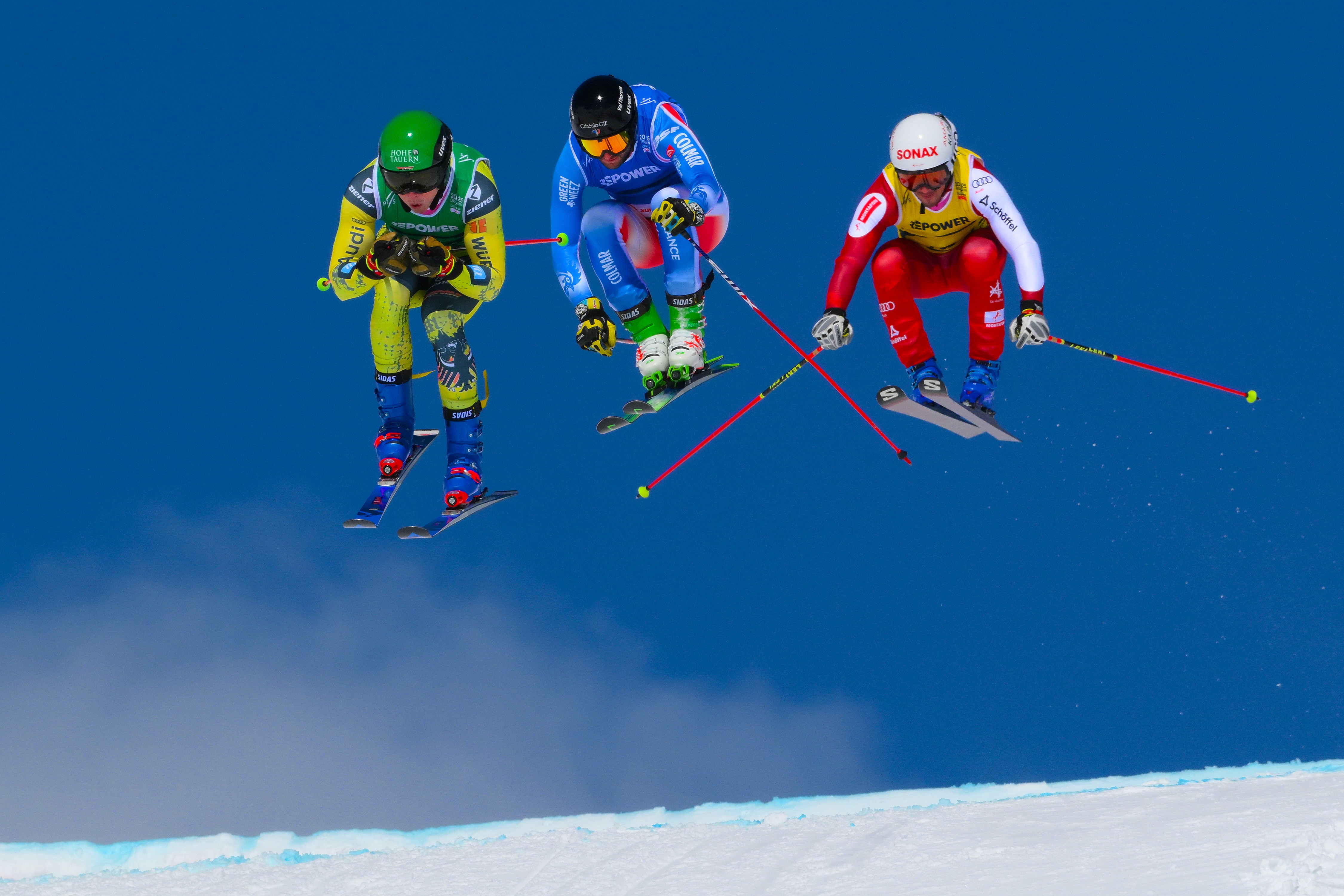 Três esquiadores ganham destaque em uma corrida