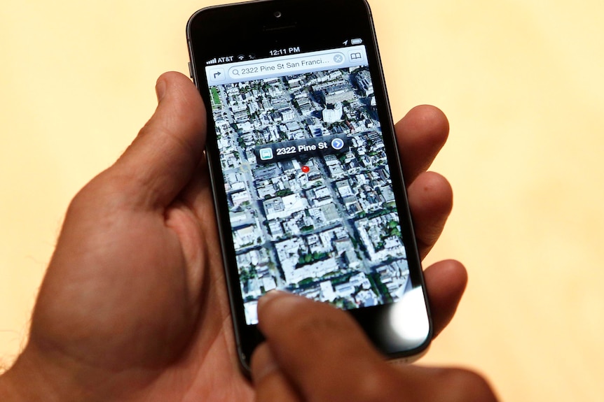 A person uses the map function on the iPhone 5.