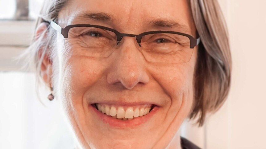 British-Canadian philosopher and archaeologist Alison Wylie wearing glasses.