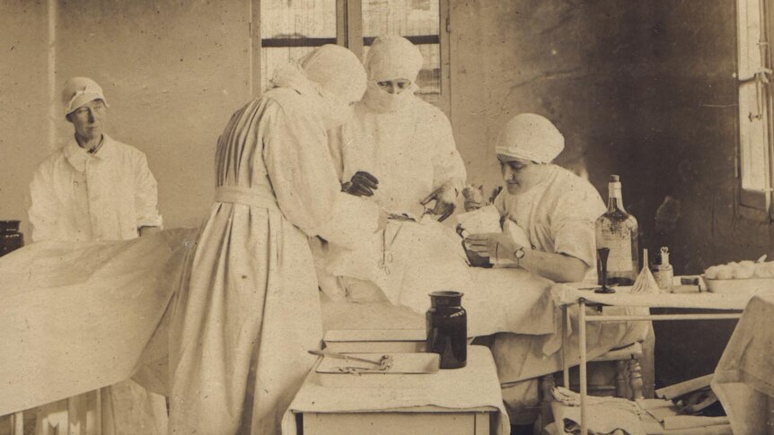 Bluebirds in operating theatre in France, 1918