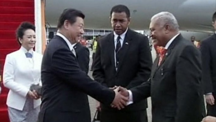 Xi Jinping shakes hands with Fijian Prime Minister Josaia Voreqe Bainimarama