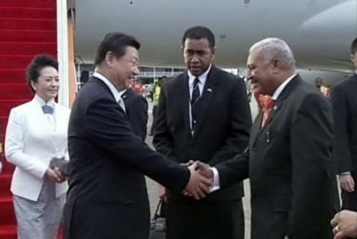 Xi Jinping shakes hands with Fijian Prime Minister Josaia Voreqe Bainimarama