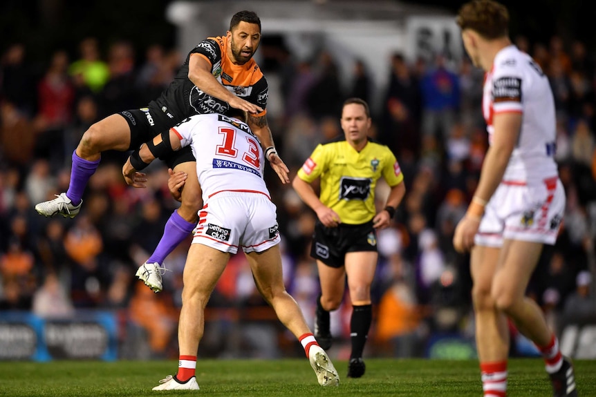 Jack De Belin lifts Benji Marshall up in a tackle.