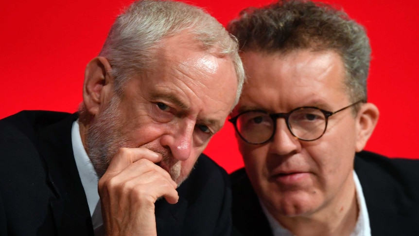 英国反对党工党领袖杰里米·科尔宾（Jeremy Corbyn）与副手托姆·沃森（Tom Watson）在工党大会上。
