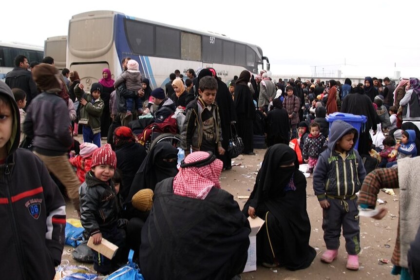 People arriving in buses and trucks in the Hammam Al Alil camp, south of Mosul, Iraq.