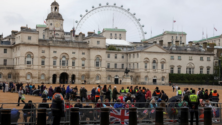 Ceux qui verront le cercueil de la reine Elizabeth II recevront des bracelets numérotés, avec une file d’attente de 7 km prévue autour de Westminster – mises à jour en direct