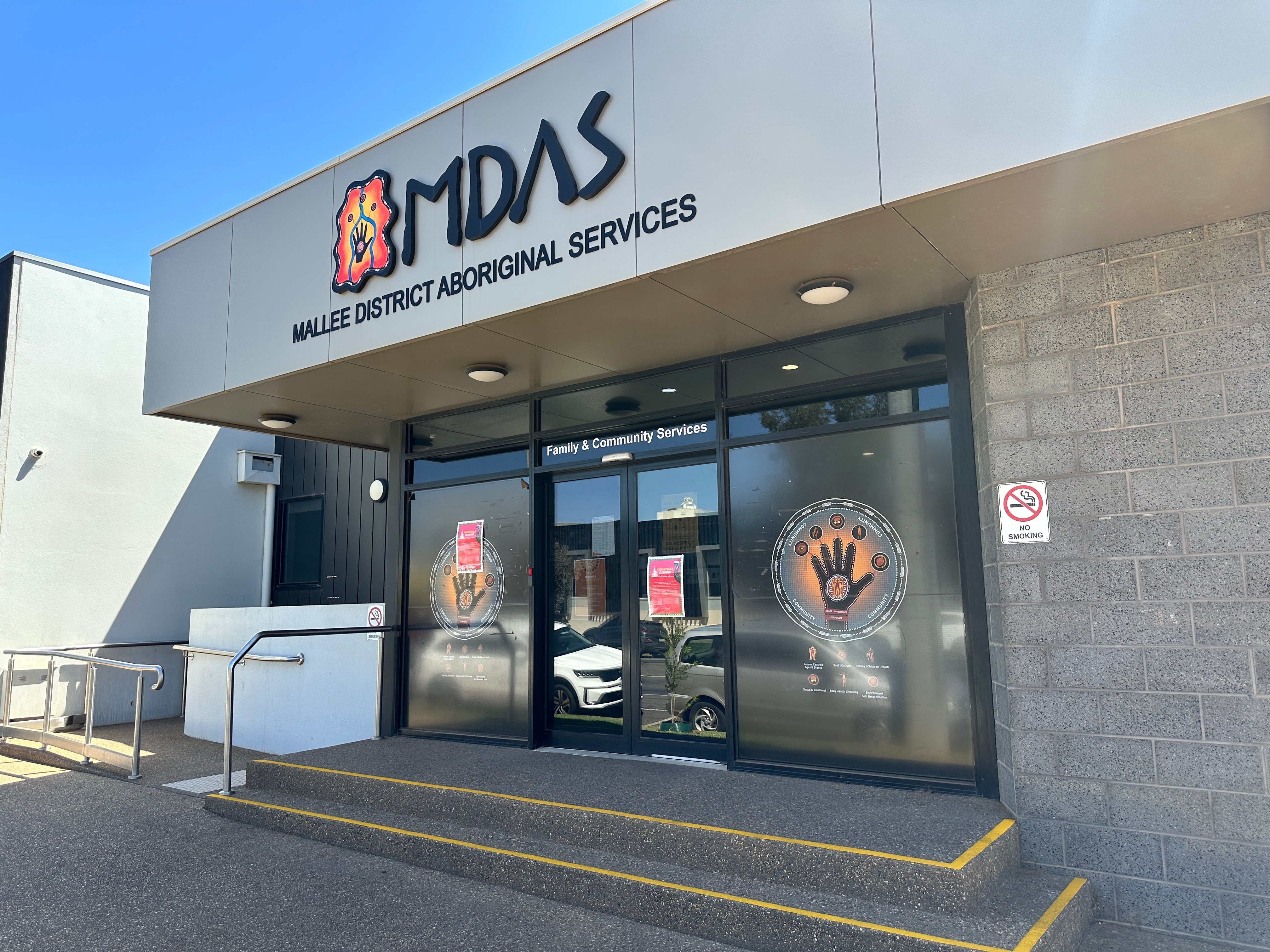 Um edifício de concreto com indígenas. 