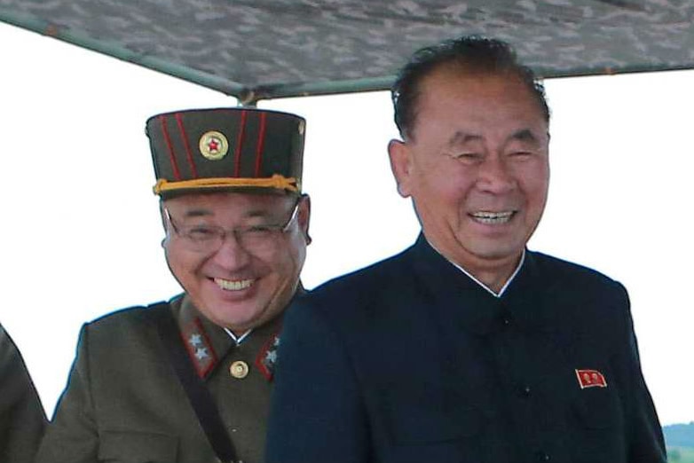 Kim Jong Sik (à gauche) et Ri Pyong Chol se tiennent ensemble.
