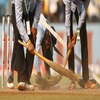 场地管理员为在印多尔举行的澳大利亚和印度之间的第三次测试清扫球场。