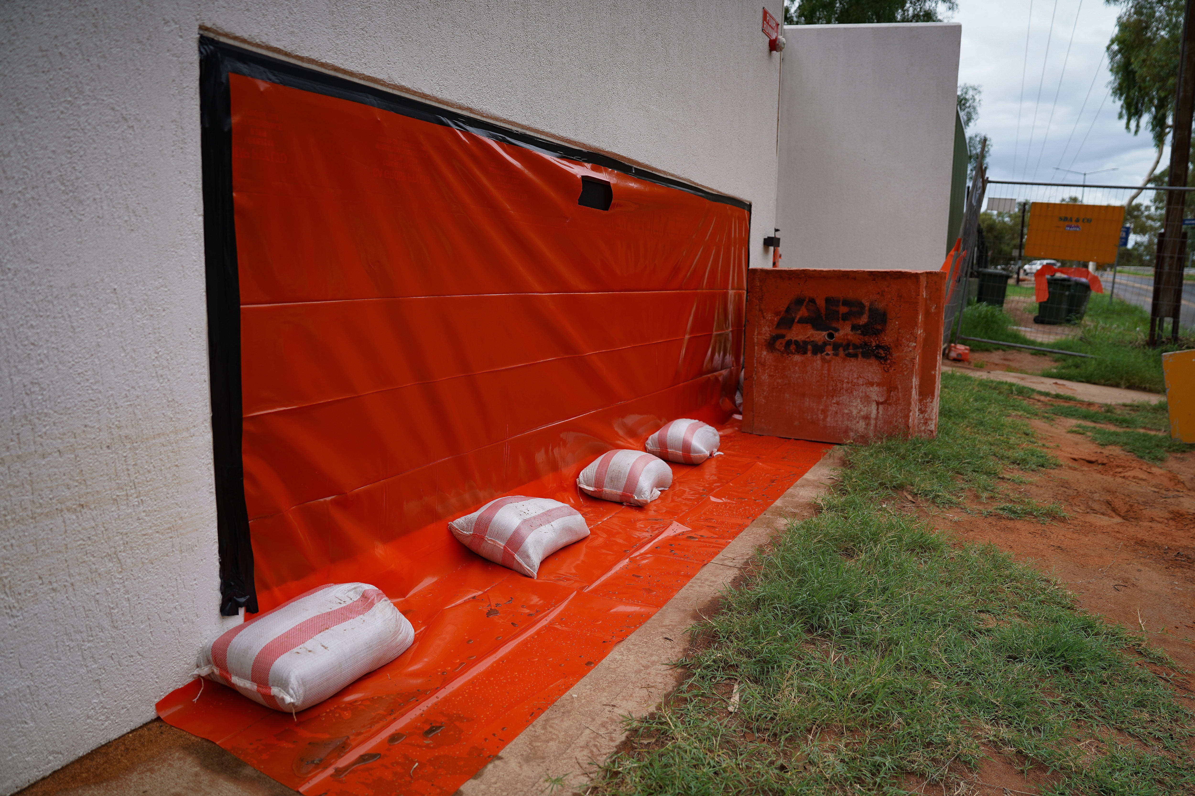 Hay sacos de arena disponibles para proteger los edificios de las inundaciones