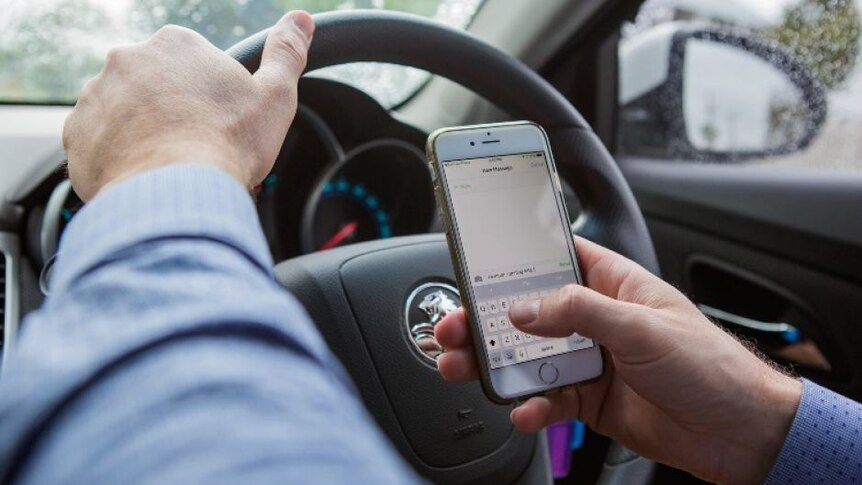 Penelitian ini menemukan, para pengemudi seringkali menggunakan ponsel ketika mobil berhenti.