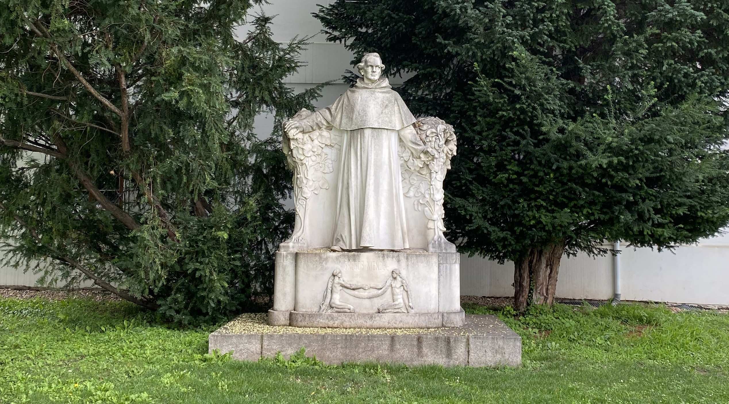 Soviet scientists locked up or killed for accepting Mendelian