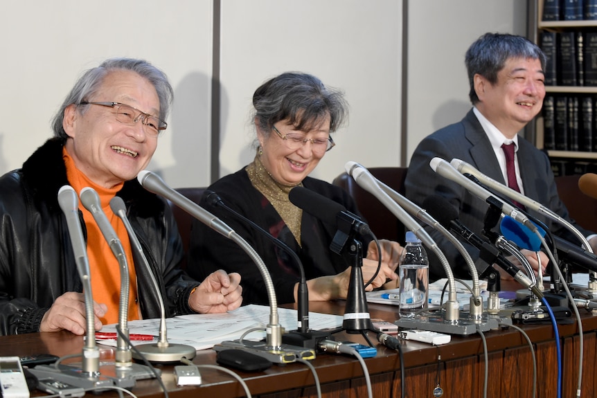 Ruiko Muto (C) with lawyers Hiroyuki Kawai (L) and Yuichi Kaido (R)