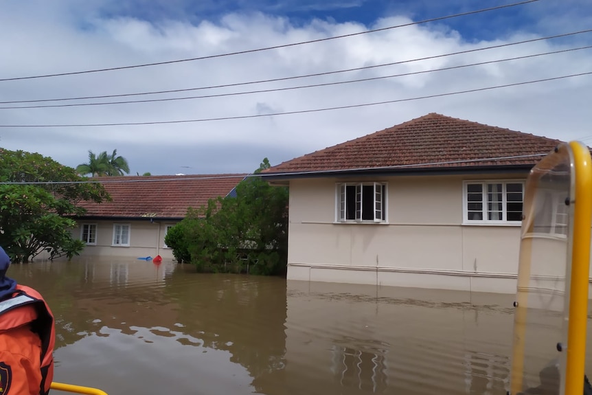 Banjir Akomodasi Adhi