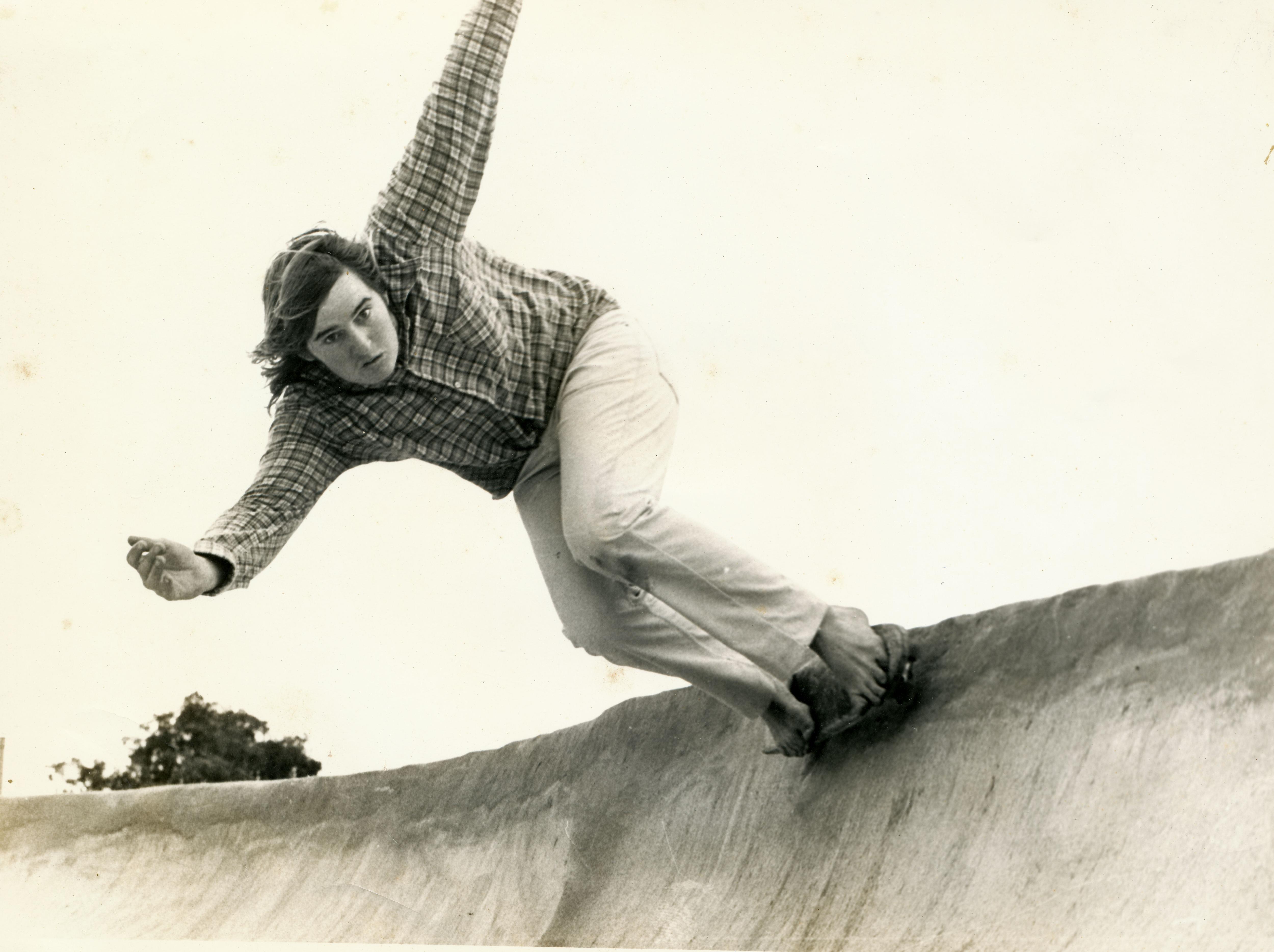 Ian Tarbotton hace un giro en patineta. 