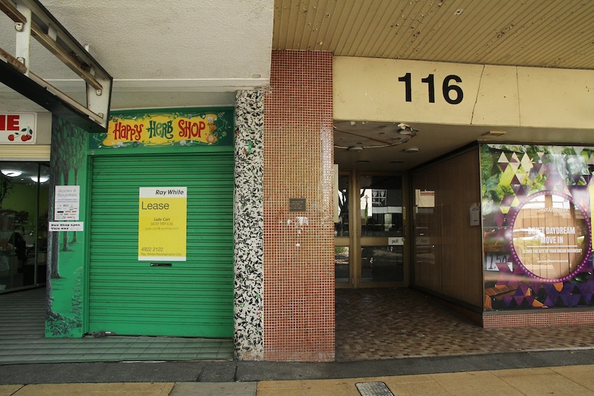 empty store's in a strip shopping