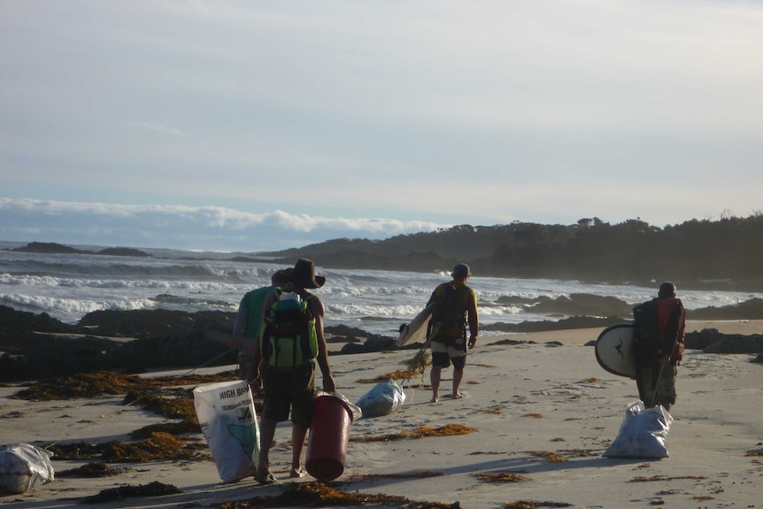 Volunteers return to their pick up point