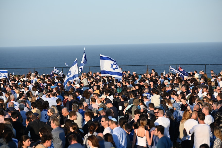 Large crowd of Jewish people gather by the sea