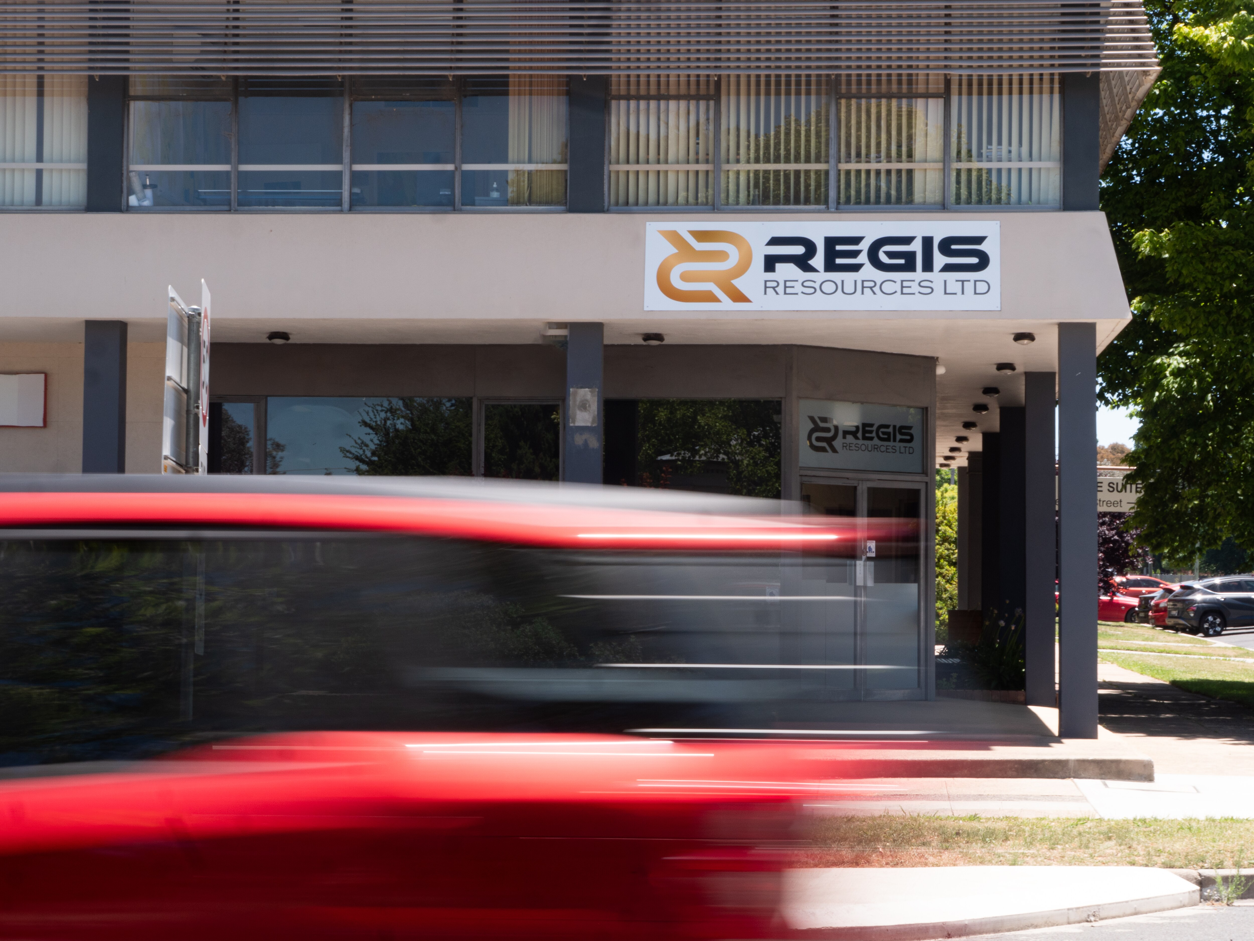 Un edificio de oficinas con el letrero 