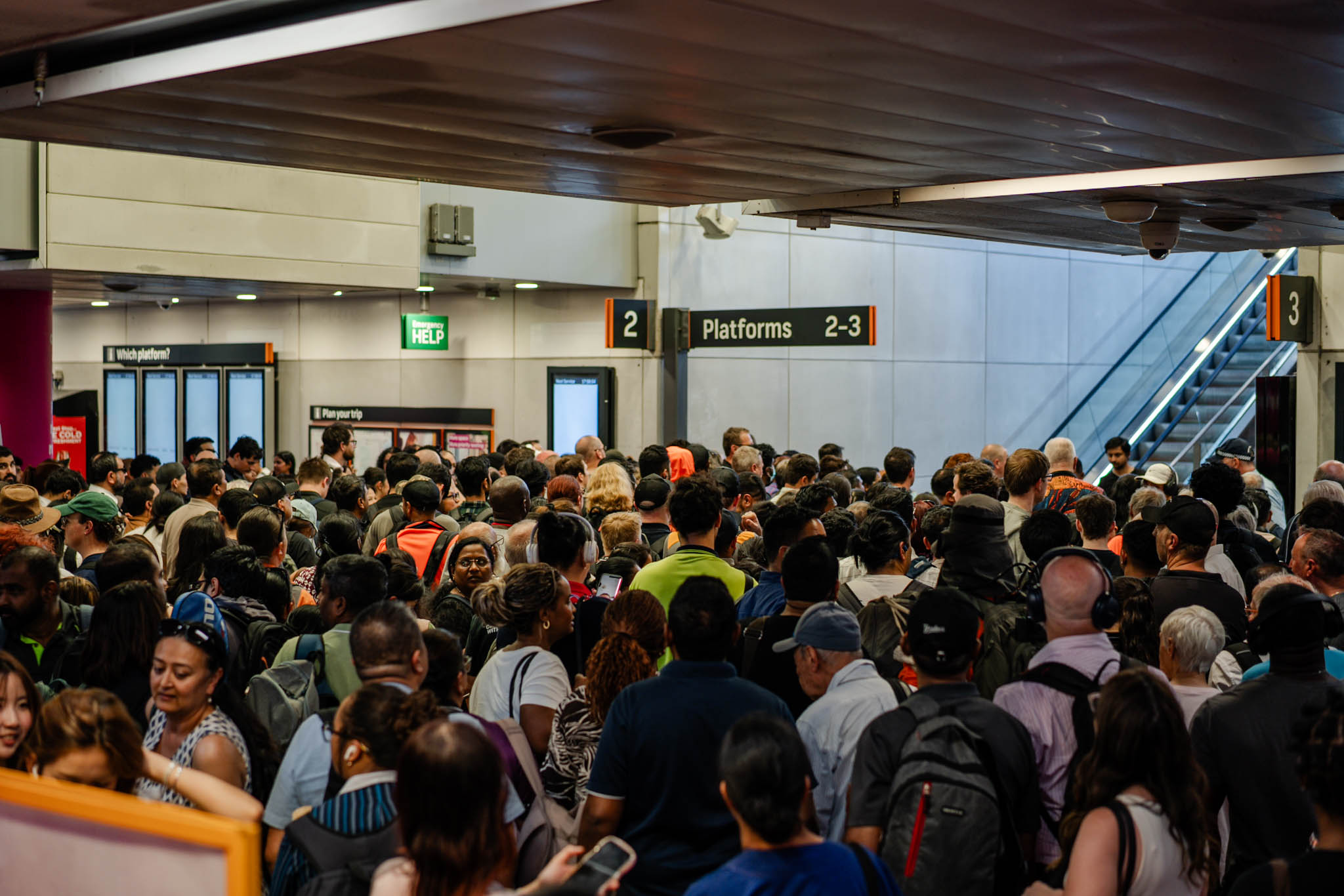 Después de las tormentas, decenas de viajeros hacen fila para tomar autobuses de reemplazo y llenan la estación de Parramatta.