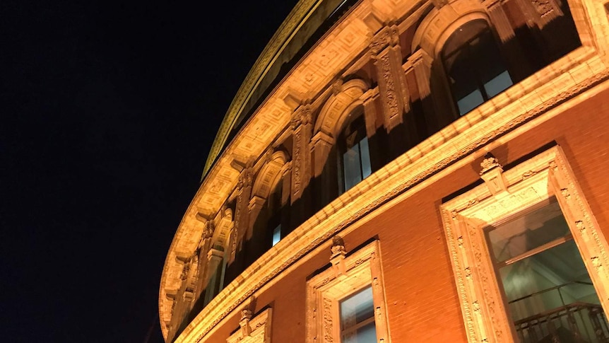 exterior view of the royal albert hall at anight