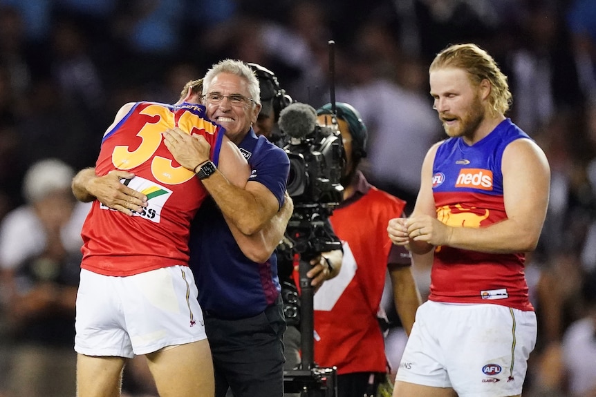 L'entraîneur des Lions Chris Fagan embrasse un joueur