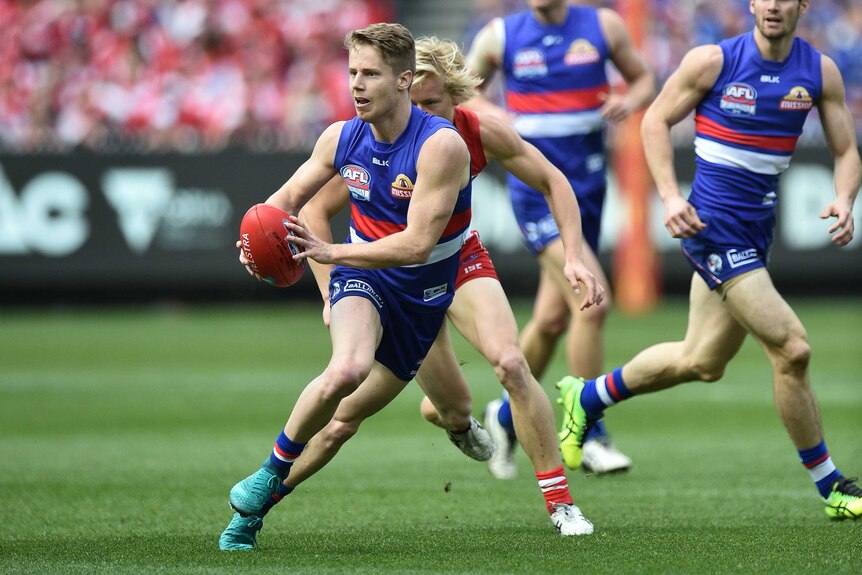 Lachie Hunter looks to pass for the Bulldogs