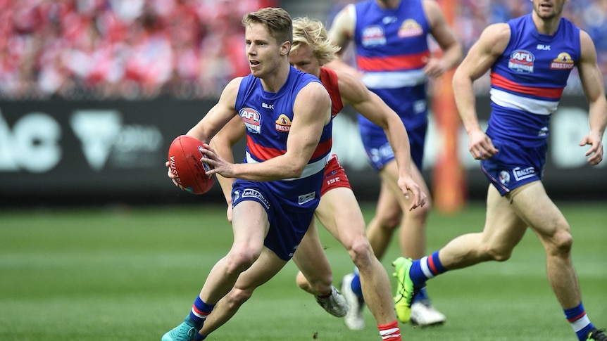 Lachie Hunter looks to pass for the Bulldogs