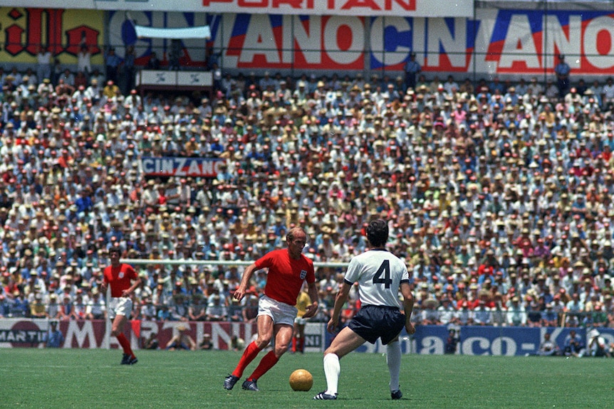 Franz Beckenbauer se défend contre Bobby Charlton
