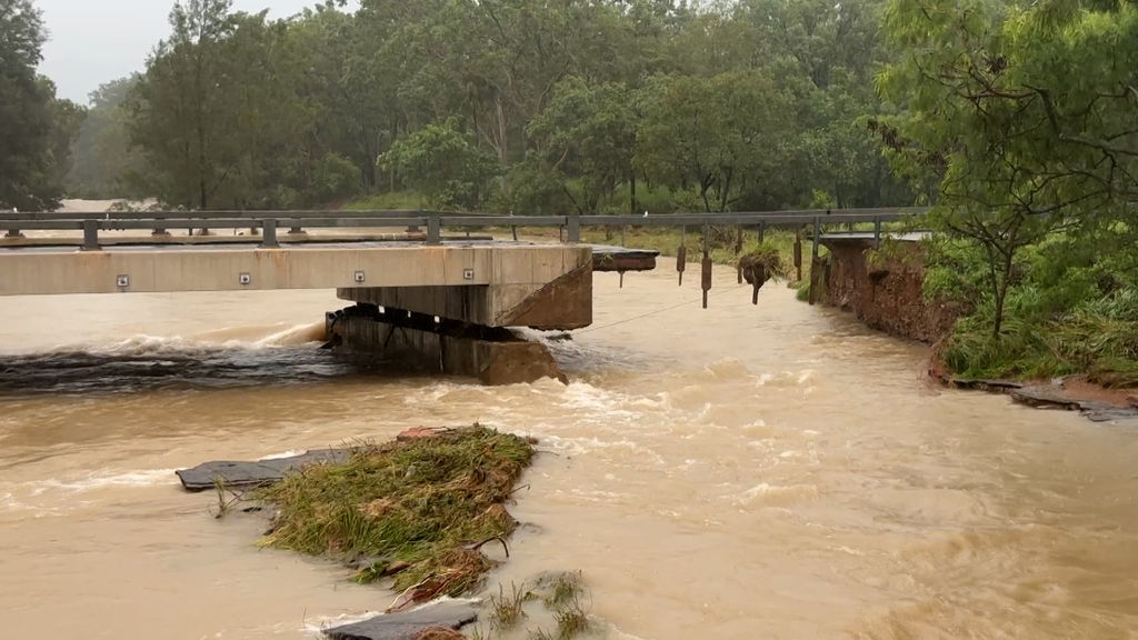 Bruce Highway bridge collapse cuts off flooded north Queensland - ABC News