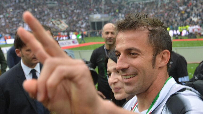 Del Piero acknowledges crowd