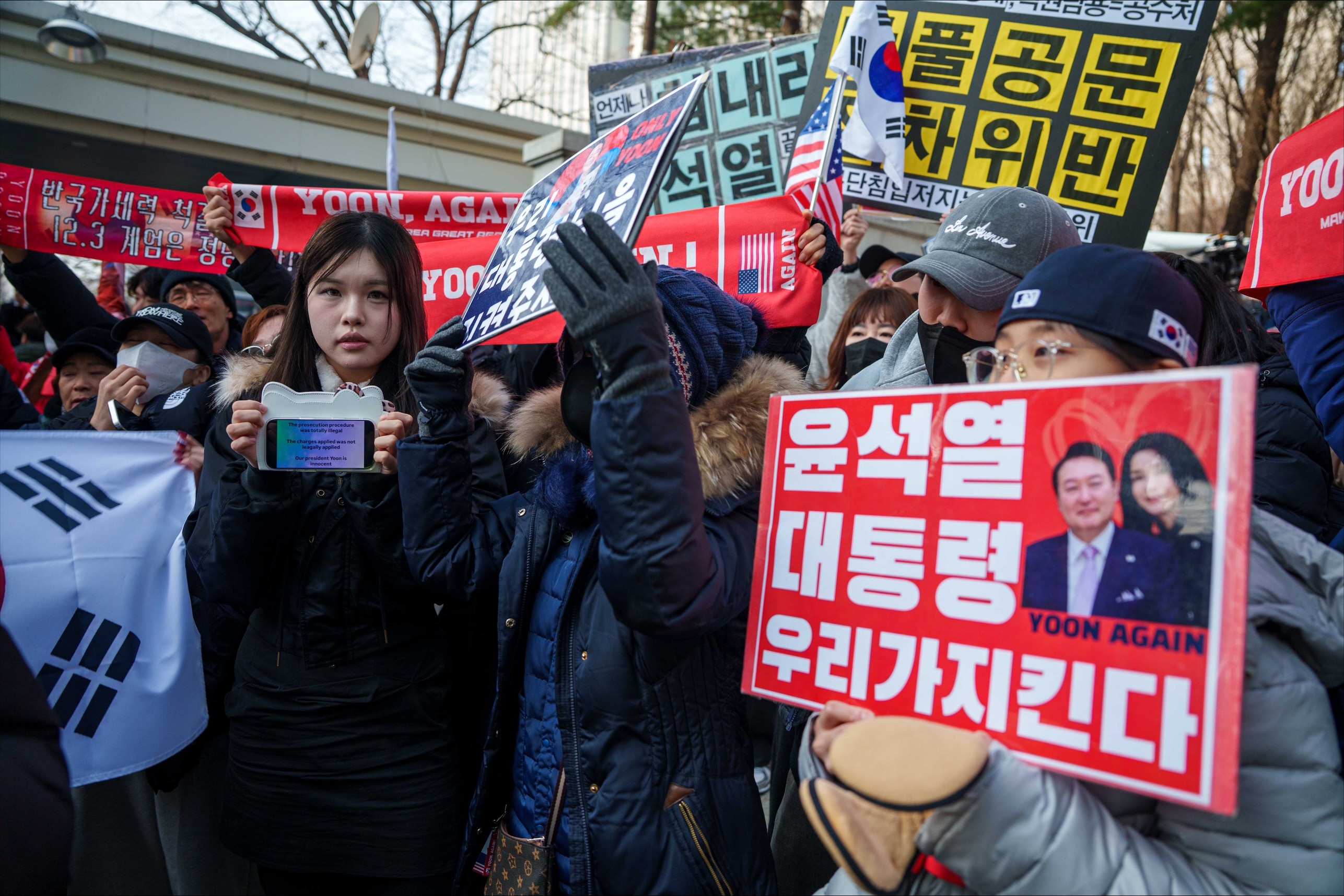 Personas en una manifestación con carteles en Seúl