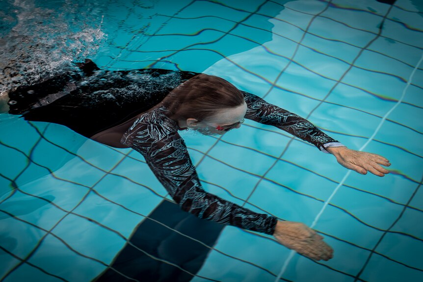 Rebecca Smyth swims underwater at her local pool in Adelaide.