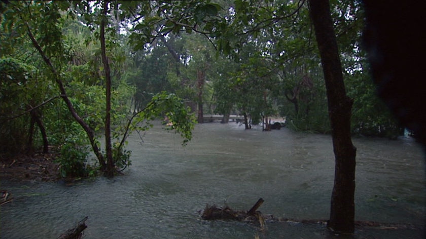 Monsoonal rain, big tides spur Top End flood alert