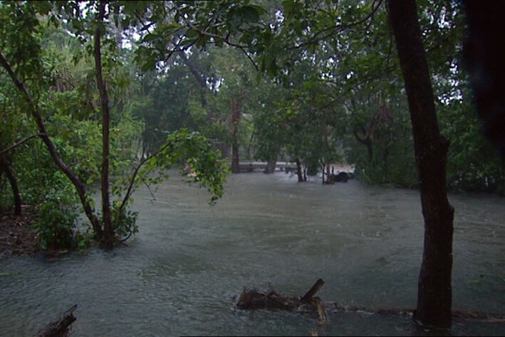 Monsoonal rain, big tides spur Top End flood alert