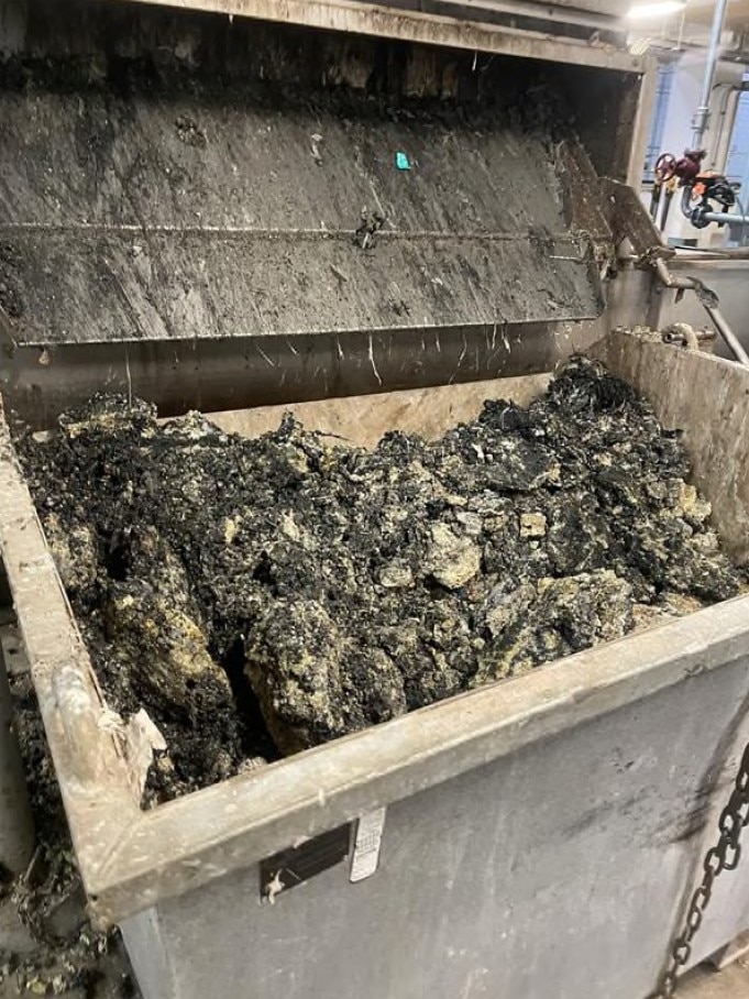 Um recipiente cheio de bolas de detritos.