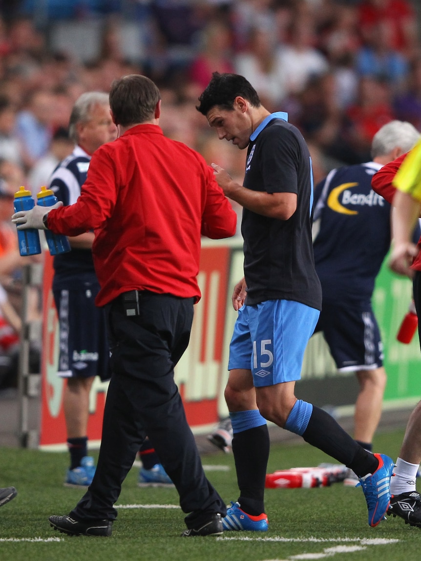 Barry walks off injured