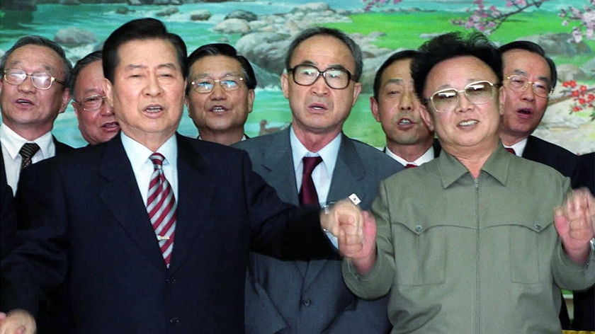 South Korean President Kim Dae-jung (L) links hands with North Korean leader Kim Jong-il (R)