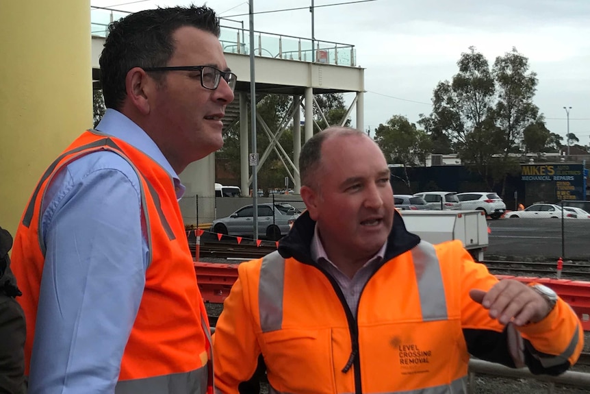 Daniel Andrews speaks to a worker at Dandenong Station.