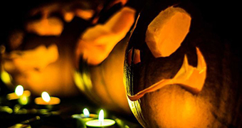 Jack-o'-lantern an candles in the night.