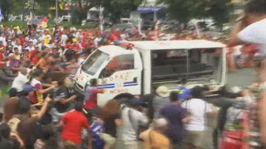 WARNING - GRAPHIC CONTENT: Video shows the Philippine police van running over a woman