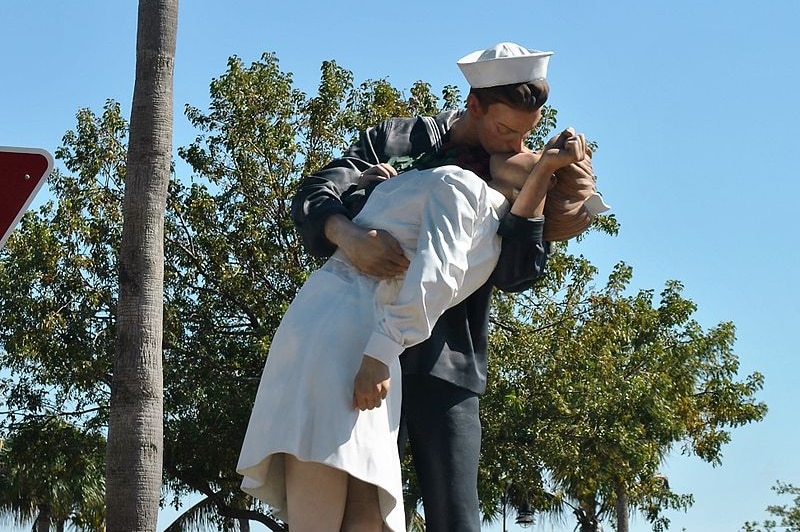 A large statue of sailor George Mendonsa kisses the nurse