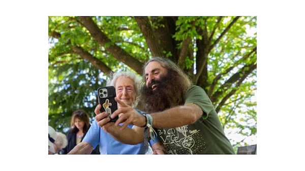 Costa taking a selfie with 94 year old gardener, Jean.