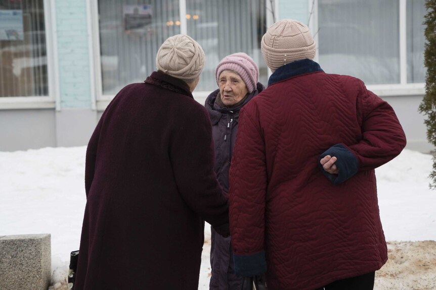 A group of ladies caht on a snowy street in Balabanovo
