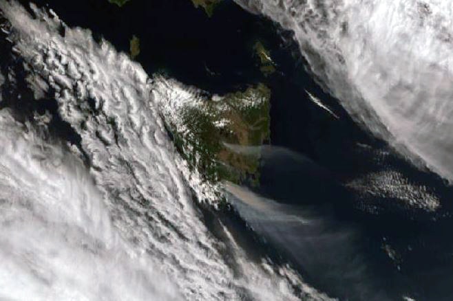 Smoke drifts from Tasmanian bushfires