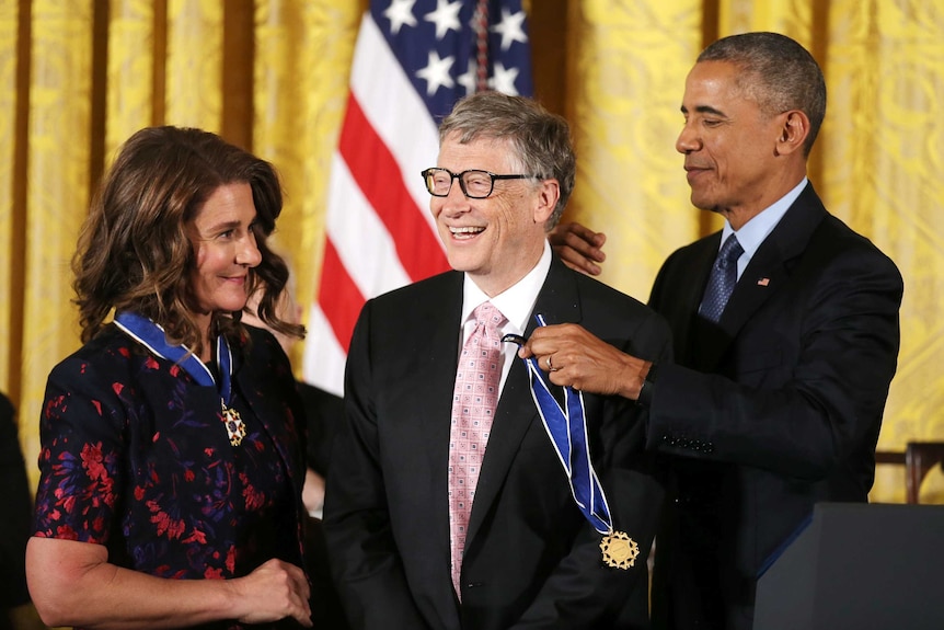Bill y Melinda Gates reciben sus medallas presidenciales de la libertad de manos del presidente de los Estados Unidos, Barack Obama