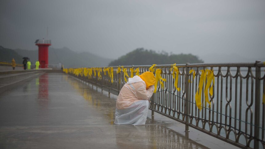 Relative weeps while the search for bodies from the S.Korea ferry disaster continues